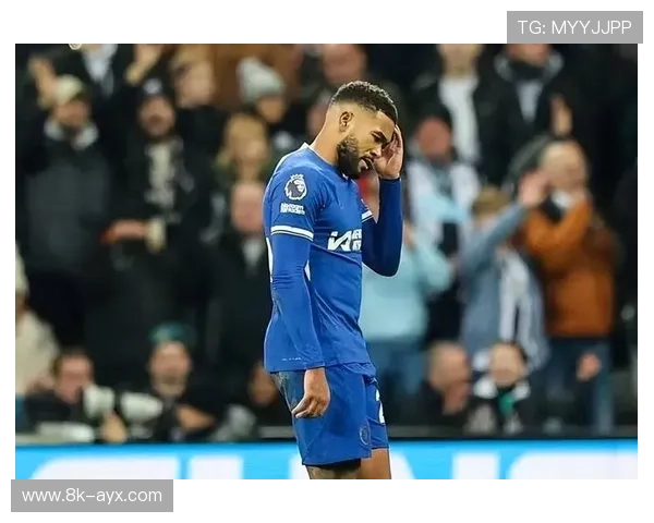 罗梅罗与乔灵顿互相推搡吃牌，纽卡曼城联赛杯火药味浓